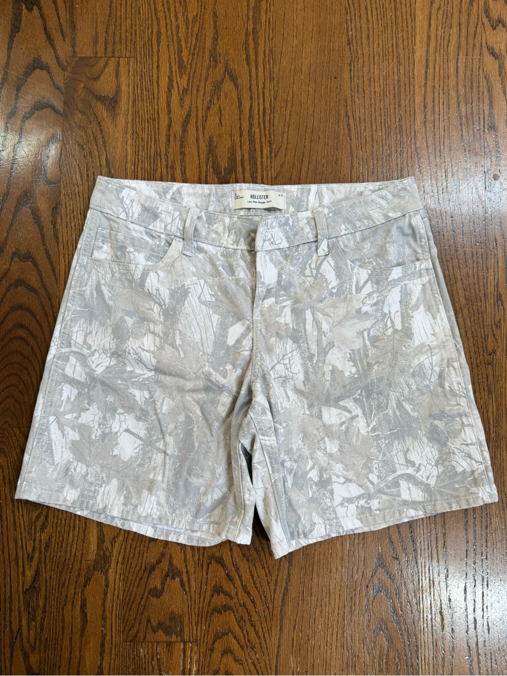 Hollister Men’s Light Beige Camo Printed Low Rise Baggy Jort